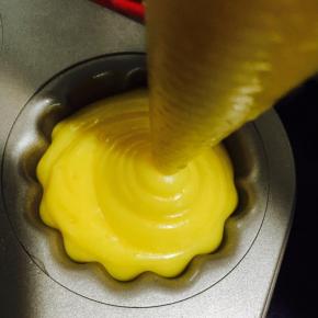 模具不需要抹油，不需要撒干粉，非常好脱模。挤到8-9分满就够了！