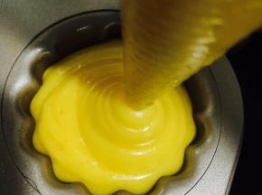 模具不需要抹油，不需要撒干粉，非常好脱模。挤到8-9分满就够了！