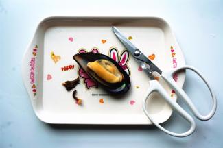 海虹放入沸水中煮1分钟，开口后冲洗干净，剪去杂物。