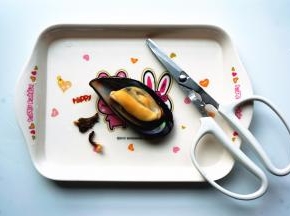 海虹放入沸水中煮1分钟，开口后冲洗干净，剪去杂物。