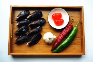 准备蛋黄烤海虹所需要的食材。