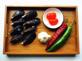 准备蛋黄烤海虹所需要的食材。