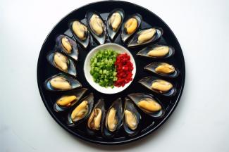 青红辣椒以及蒜头分别切粒，海虹沥干水。