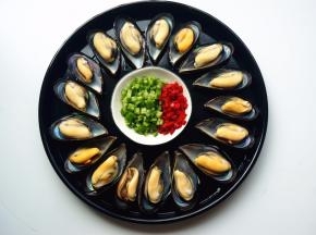 青红辣椒以及蒜头分别切粒，海虹沥干水。