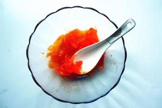 咸蛋黄用勺子压碎。