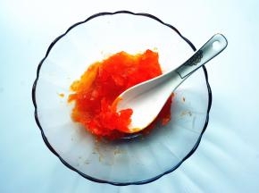 咸蛋黄用勺子压碎。