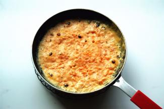 锅里放入少许油，热锅后放入蛋黄泥，炒至翻沙，盛出备用。