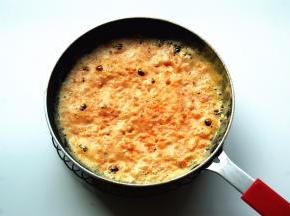 锅里放入少许油，热锅后放入蛋黄泥，炒至翻沙，盛出备用。