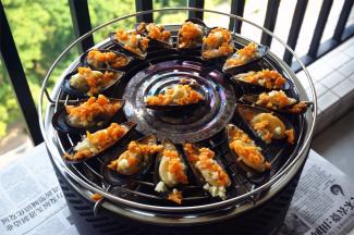 然后放上炒好的咸蛋黄。