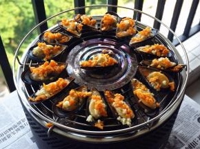 然后放上炒好的咸蛋黄。