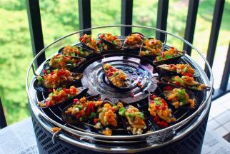 撒上青红辣椒粒，烤五六分钟左右。