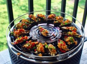 撒上青红辣椒粒，烤五六分钟左右。