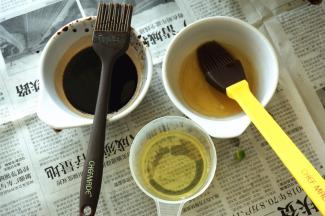 最后给每一个海虹浇上烧烤汁、蜜糖、玉米油、椒盐粉即可。