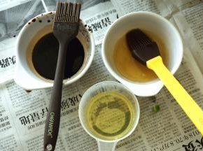 最后给每一个海虹浇上烧烤汁、蜜糖、玉米油、椒盐粉即可。