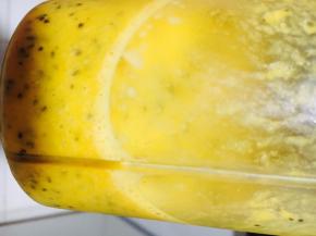 放进料理机，打碎，过滤出黑色核部分「多少有些过滤不掉，没事，不影响。」没有料理机，可以直接过滤出汁水也可以