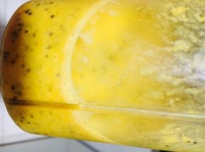 放进料理机，打碎，过滤出黑色核部分「多少有些过滤不掉，没事，不影响。」没有料理机，可以直接过滤出汁水也可以