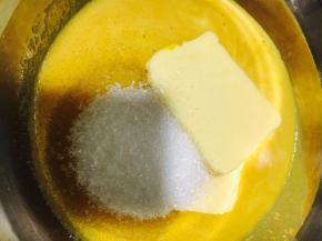 加入黄油，白糖。