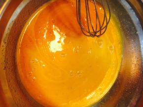 小火加热，边加热边搅拌。至冒小泡离火待冷却。