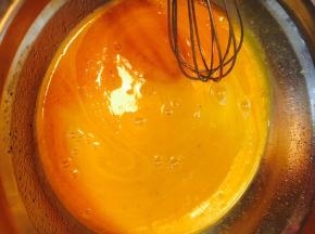 小火加热，边加热边搅拌。至冒小泡离火待冷却。