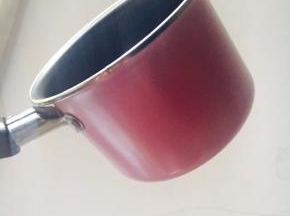 选用这种不沾的小锅加热是最好的.