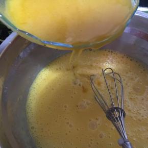 把冷却好的百香果汁慢慢倒入蛋黄，边倒边搅拌。