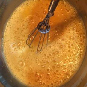 再次小火加热，边搅拌边加热，一定要小火喔，要不会糊底！