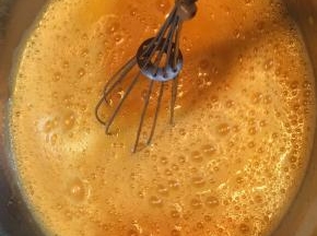 再次小火加热，边搅拌边加热，一定要小火喔，要不会糊底！