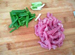 香葱切段瘦肉切丝，白玉菇洗净。