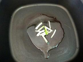 热锅凉油，下葱白小火煸香。