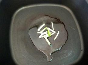 热锅凉油，下葱白小火煸香。