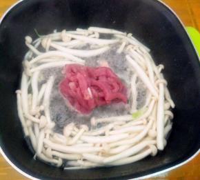 加少许水，下瘦肉至变色。