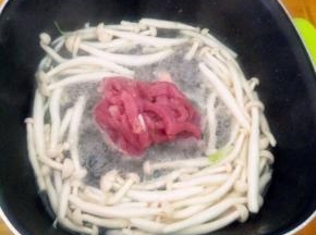 加少许水，下瘦肉至变色。