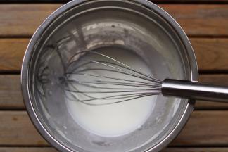 牛奶与葵花油混合搅拌乳化状「就像很稀的酸奶似的」