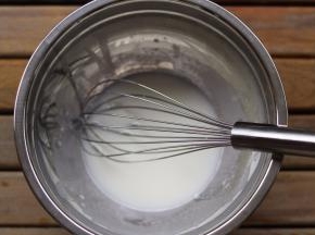 牛奶与葵花油混合搅拌乳化状「就像很稀的酸奶似的」