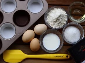 准备好以上食材，此配方是海绵蛋糕的方子，所以没有戚风蛋糕那么细腻，但它有自己独特的口感！「以上配方适用于一份学厨12连不沾马芬蛋糕模具10个杯子蛋糕用量」