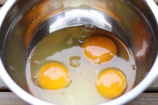 三个全蛋加入一次加入所以白砂糖和柠檬汁打发。