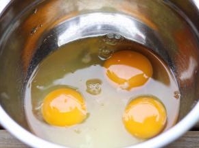 三个全蛋加入一次加入所以白砂糖和柠檬汁打发。