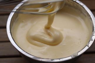 打发至能轻松画出纹路，且不易消失的状态。