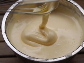 打发至能轻松画出纹路，且不易消失的状态。