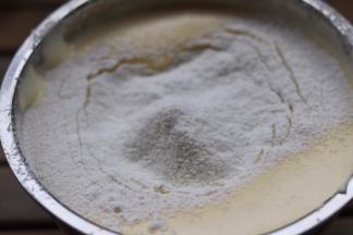 筛入低粉，翻拌均匀！倒入模具「如果不打算做可可味，可直接全部倒入模具，进行下一步烘烤」烤箱预热130度。