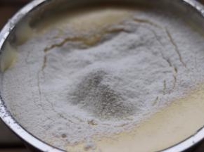 筛入低粉，翻拌均匀！倒入模具「如果不打算做可可味，可直接全部倒入模具，进行下一步烘烤」烤箱预热130度。