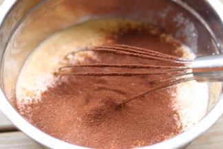 剩下的加入可可粉。翻拌均匀。分别倒入学厨12连不沾马芬蛋糕模具。为了出门携带方便卫生食用，我用了学厨耐高温蛋糕纸杯！