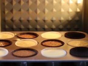 放入烤箱底层，或是中下层，我用130度烤40分钟。