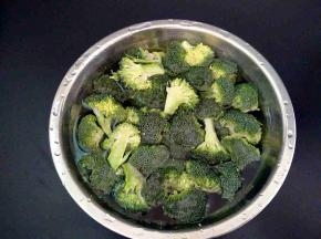 西兰花切成小块，放入淡盐水中浸泡十分钟，沥水备用。