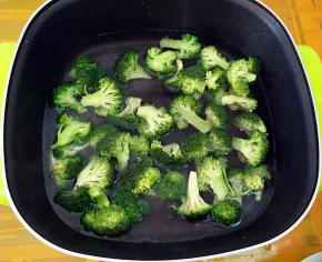 锅里面坐水烧开，下西兰花焯水一分钟，捞出。