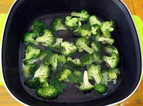 锅里面坐水烧开，下西兰花焯水一分钟，捞出。