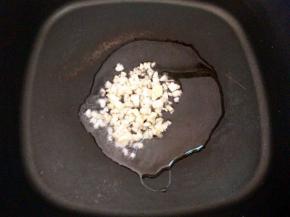 热锅凉油，下一半的蒜末小火煸香。