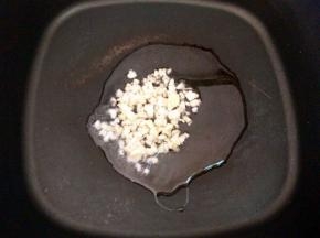 热锅凉油，下一半的蒜末小火煸香。