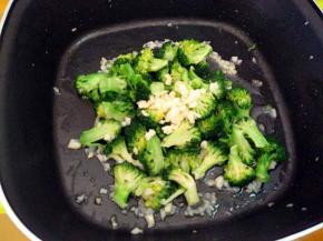 再加入剩余的蒜末，翻炒均匀即可。