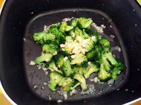 再加入剩余的蒜末，翻炒均匀即可。